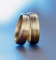 WEDDING RING WITH YELLOW AND WHITE GOLD IN FLOWING PATTERN 6MM - RING ON RIGHT
